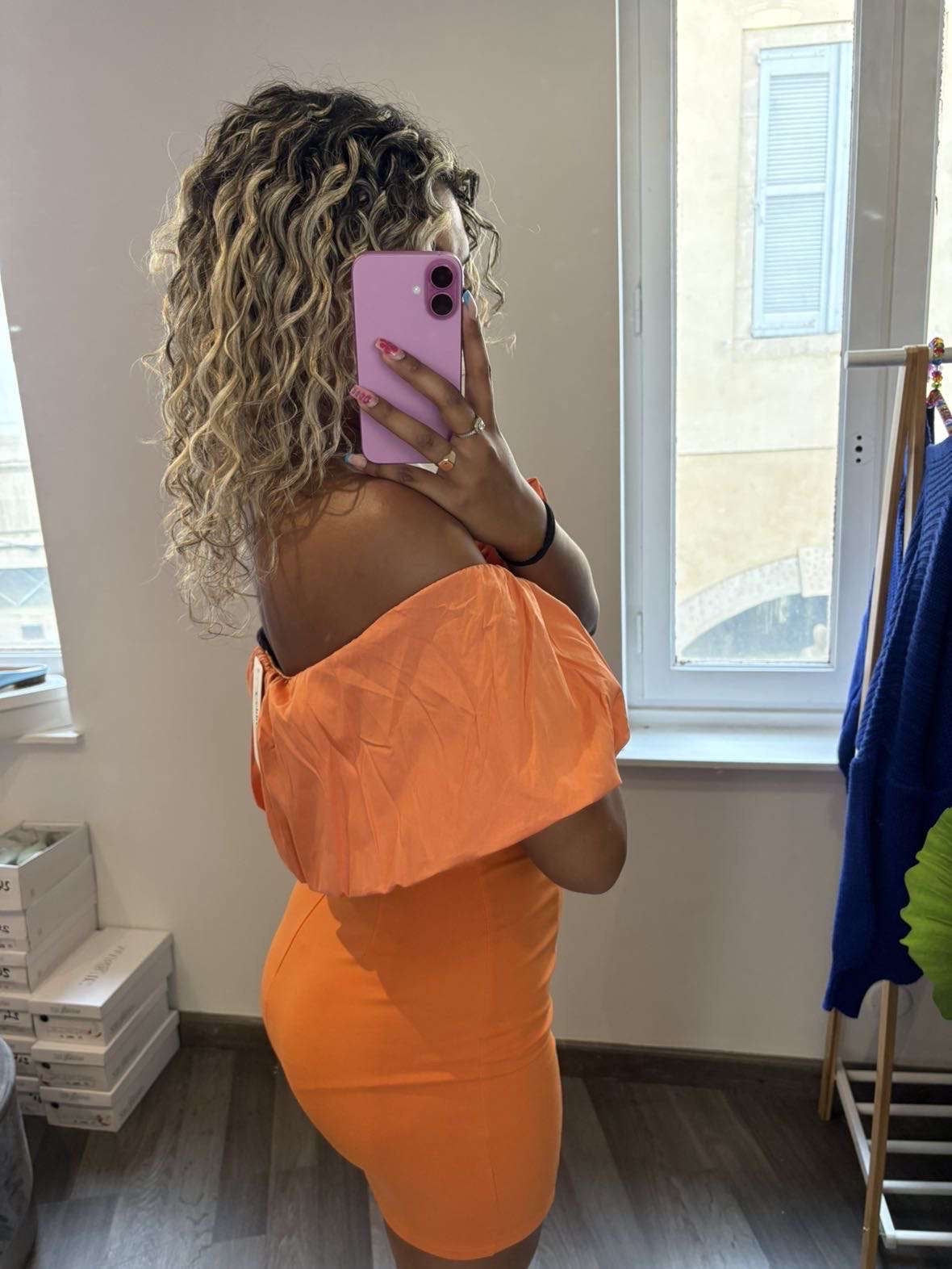 Robe courte avec volant large