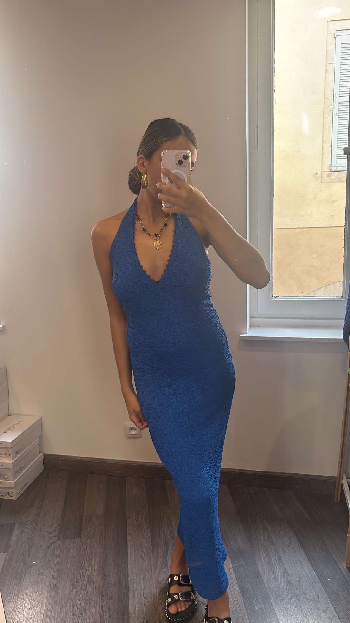 robe mi-longue en maille gaufree encolure americaine decolleté plongeant en V orné d'une finition festonneé dos nu matiére extensible MADE IN ITALY