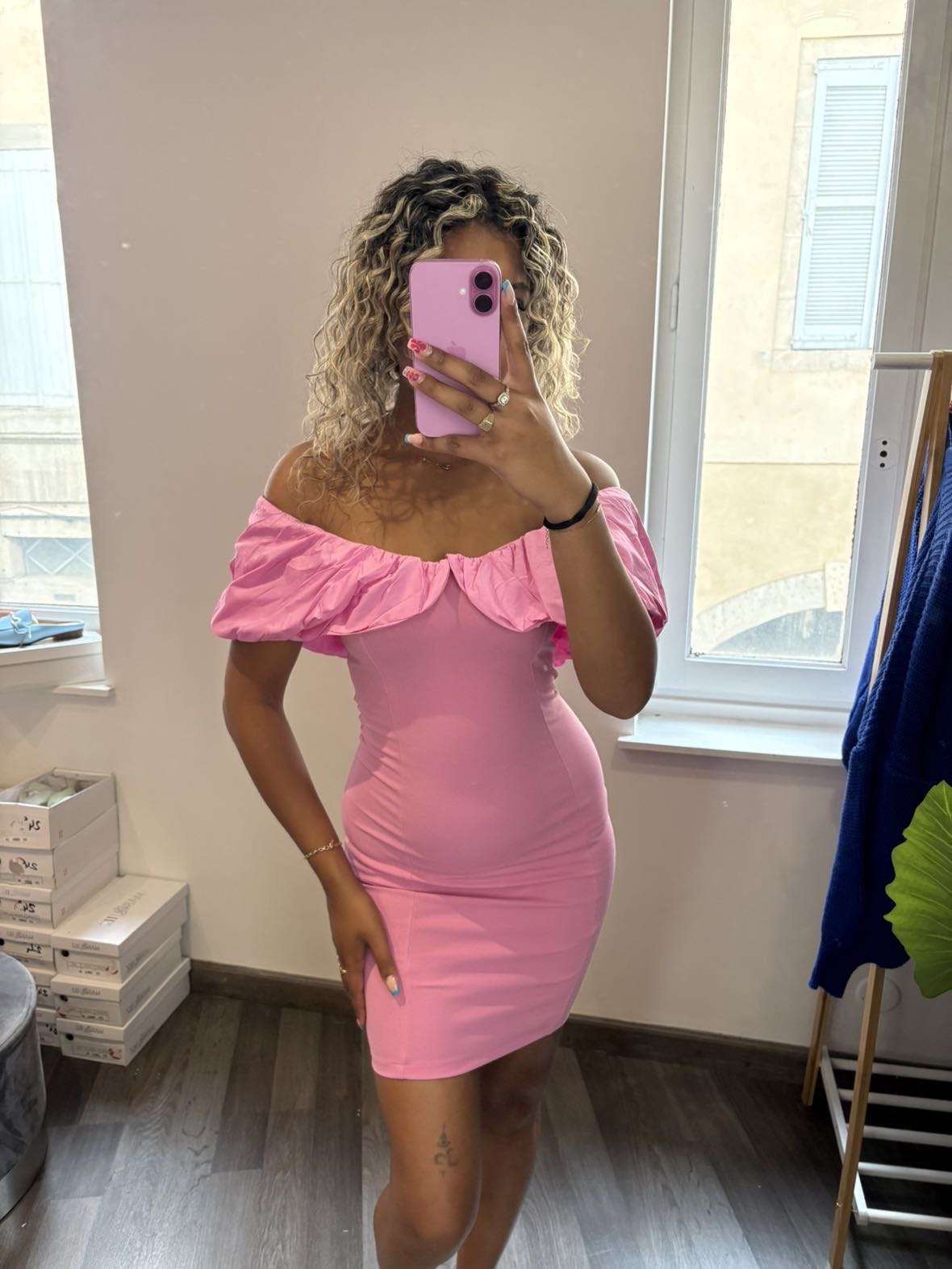 Robe courte avec volant large