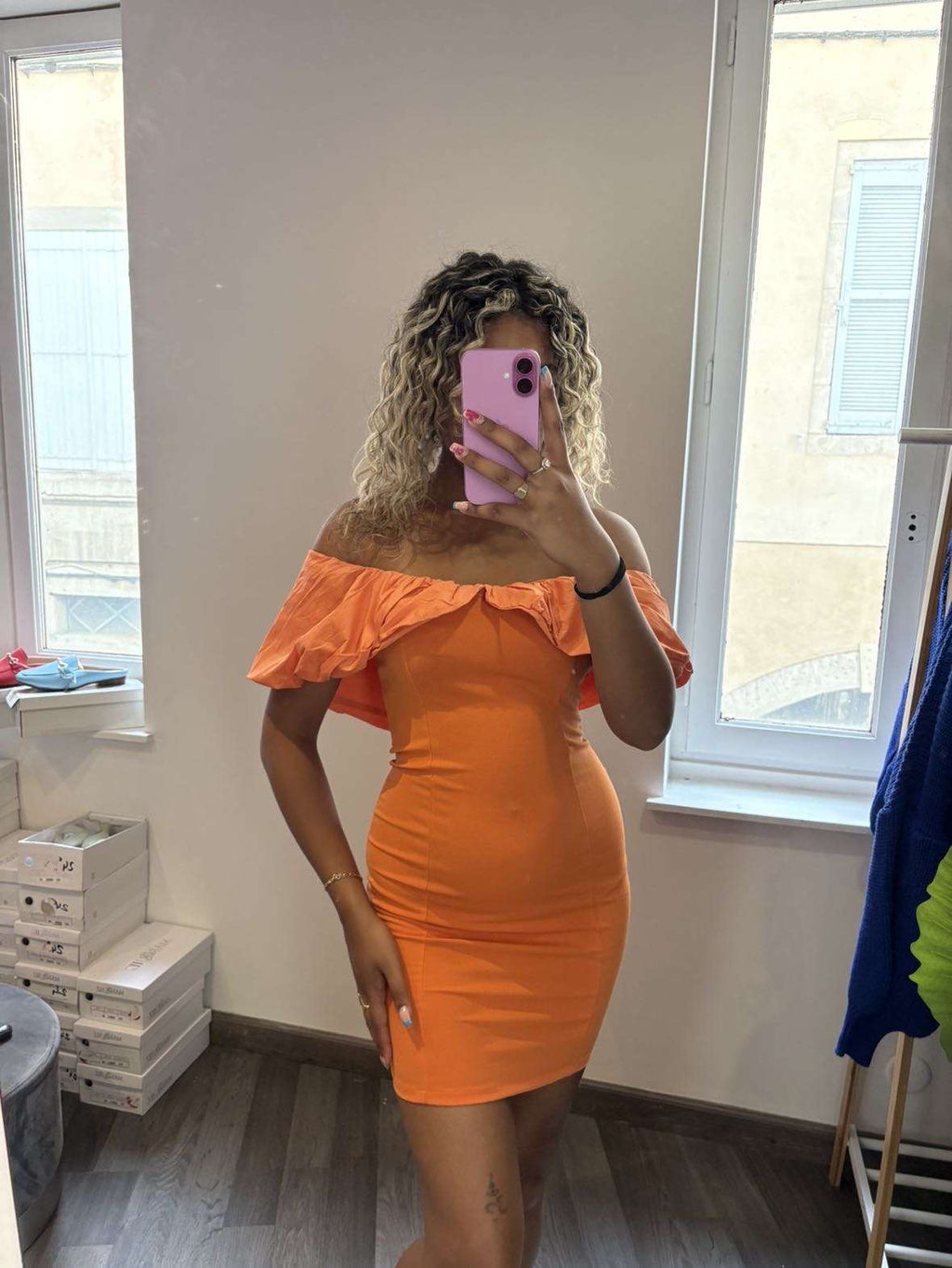 Robe courte avec volant large