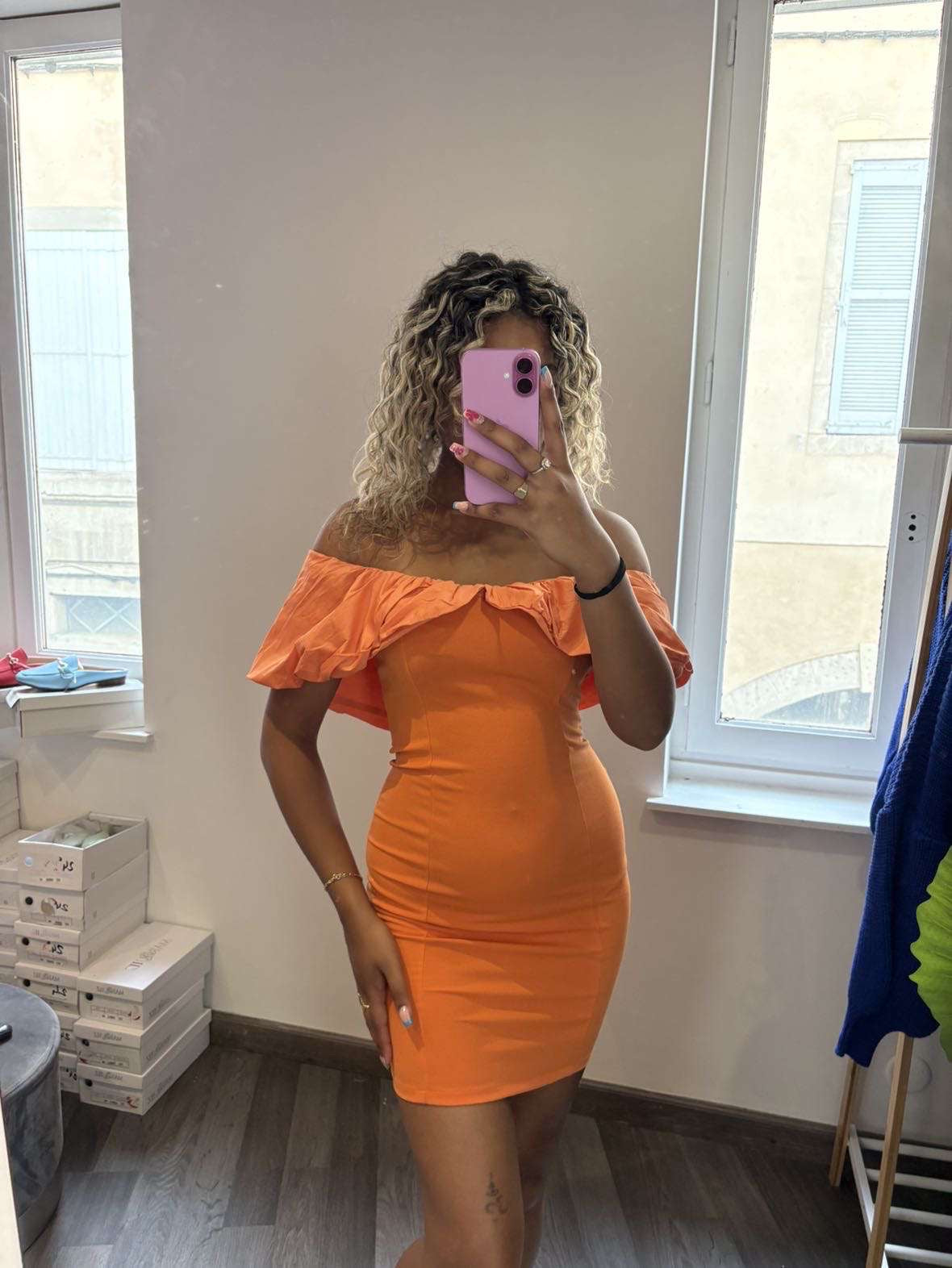 Robe courte avec volant large